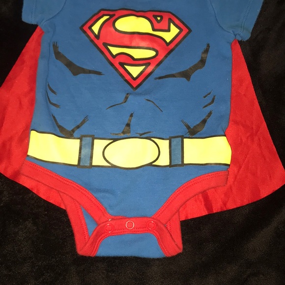Superman Onsie 0-3 months with cape - Picture 3 of 7